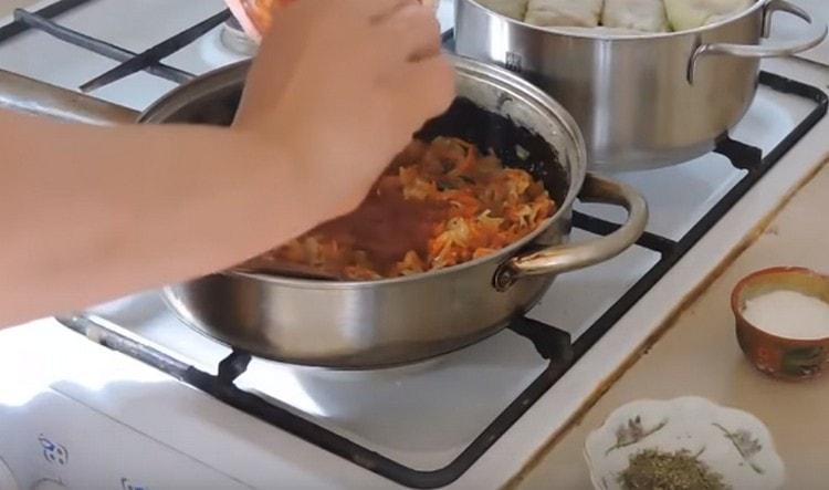 Ajouter la pâte de tomates diluée avec de l'eau aux légumes dans la casserole.