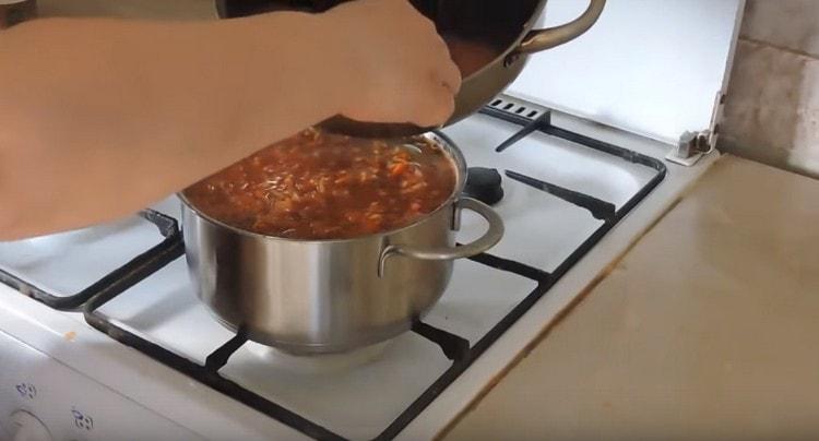 Versez le chou farci avec la sauce préparée plus tôt.