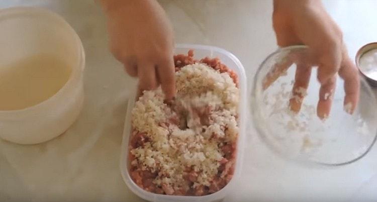 Ajouter le riz lavé à la viande hachée, mélanger.