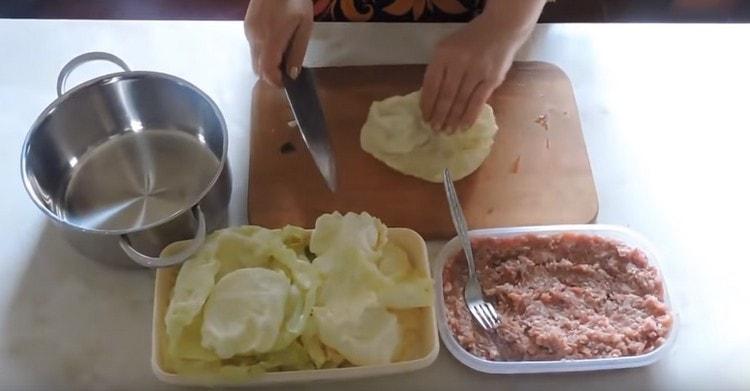 Pendant la cuisson, retirez les feuilles de la fourchette à chou, coupez-leur les veines épaisses