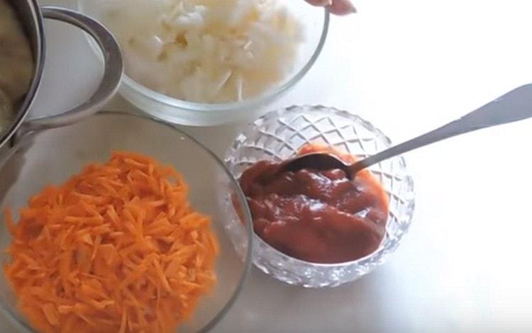 râper les carottes, hacher les oignons.