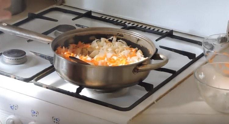 Nous passons les carottes avec des oignons dans une casserole.