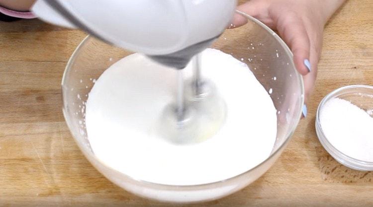 Para preparar el relleno, batir la crema con azúcar.