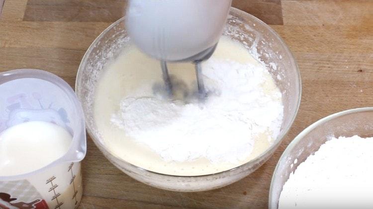 In the egg mass, we alternately add milk and dry ingredients.