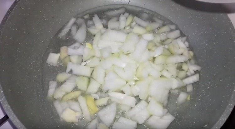 freír las cebollas picadas en una sartén hasta que estén suaves.