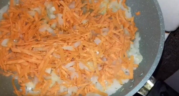 Agregue zanahorias a la cebolla.
