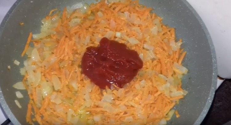 A continuación, agregue la pasta de tomate.