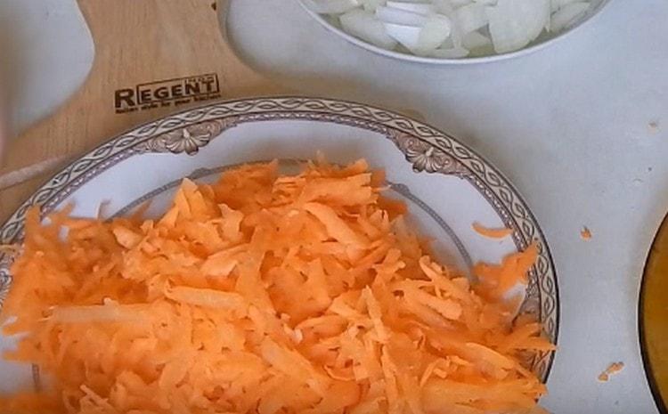 Râpez les carottes, hachez finement les oignons.