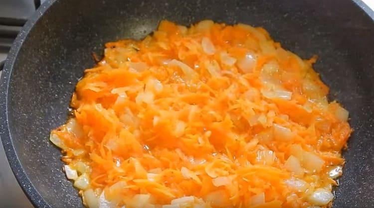 Frire les carottes avec les oignons dans l'huile végétale.