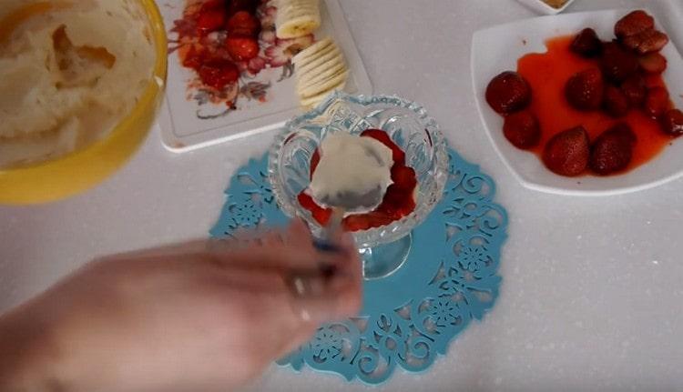 Couvrir les fruits avec une couche de mascarpone.