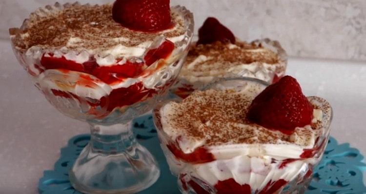 Ready dessert with mascarpone, sprinkle with cocoa and decorate with berries.