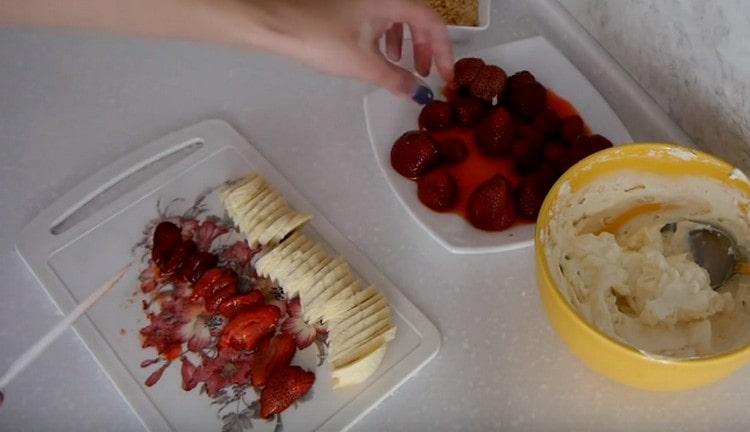 We also cut strawberries into thin slices.