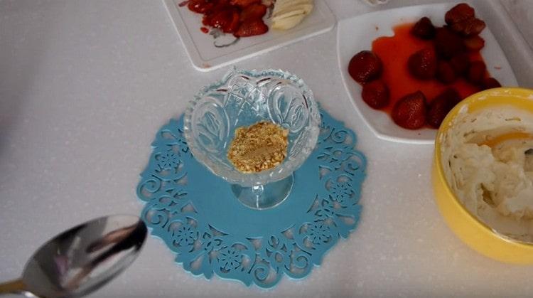 We spread a layer of sand crumbs in a bowl.