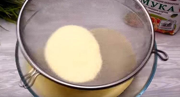 Tamiser la farine dans un bol.