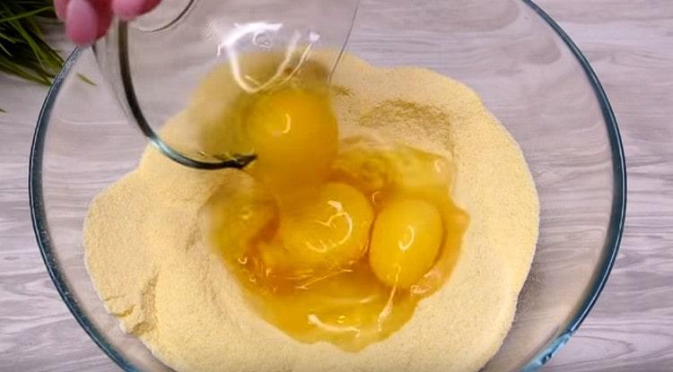 Nakon što ste u brašno napravili produbljivanje, dodajte mu sol, biljno ulje i jaja.