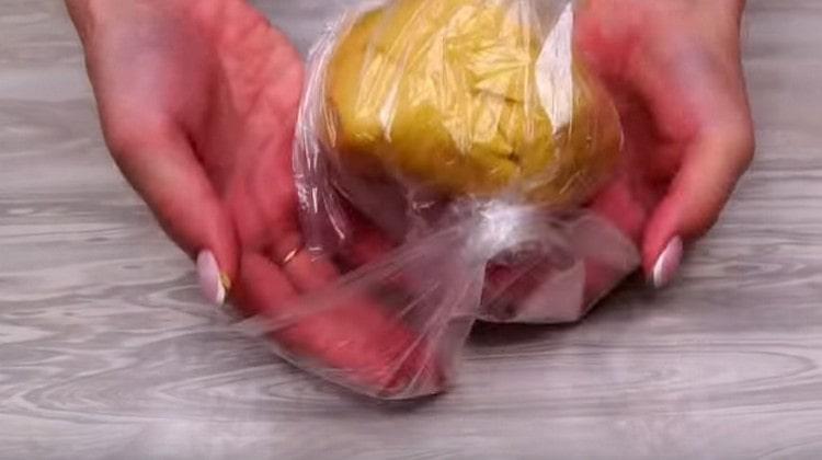 Enveloppez la pâte dans un sac et laissez-la pendant 40 minutes.