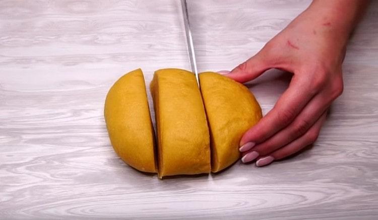 Pour plus de commodité, divisez la pâte en 3 parties.