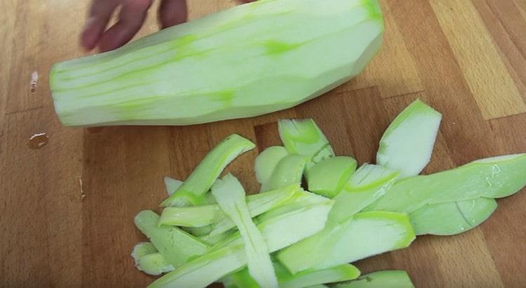 Peel the peel from the zucchini.