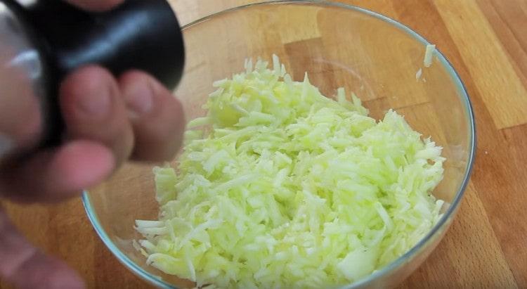 Rub the zucchini on a grater, salt.