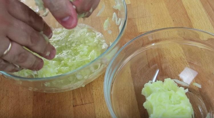 When the mass starts up the juice, squeeze the zucchini.