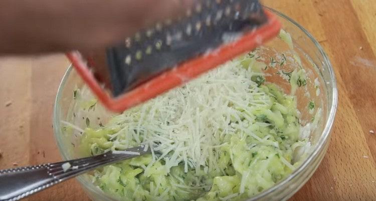 Kuskusin ang isang maliit na parmesan sa zucchini kuwarta.