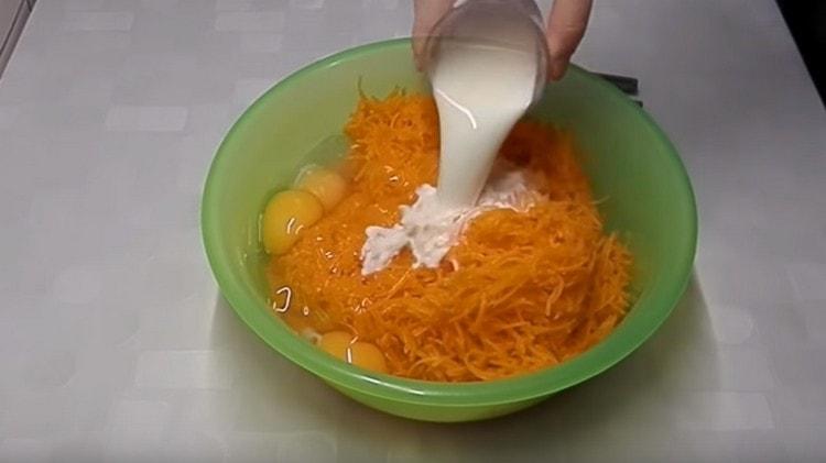 Ajouter les œufs à la masse de citrouille, ainsi que le lait.