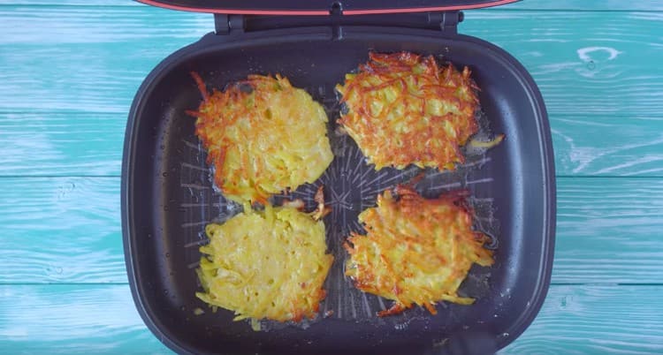 Faire frire les galettes de pommes de terre des deux côtés.