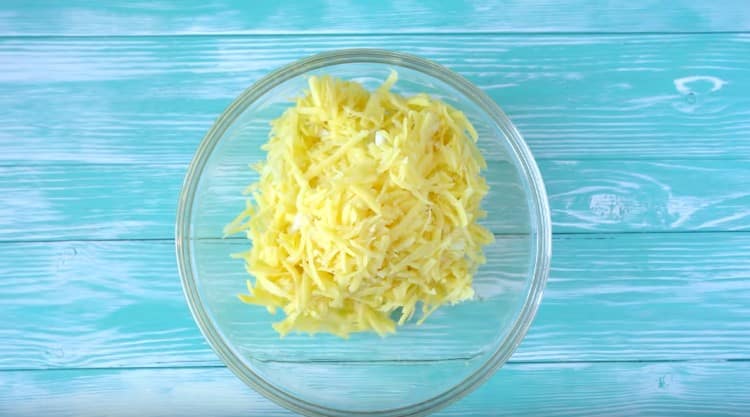 Rasporedite krumpirovu masu u zdjeli.