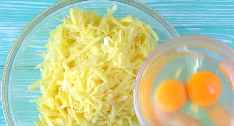 Ajoutez deux œufs aux pommes de terre dans un bol.