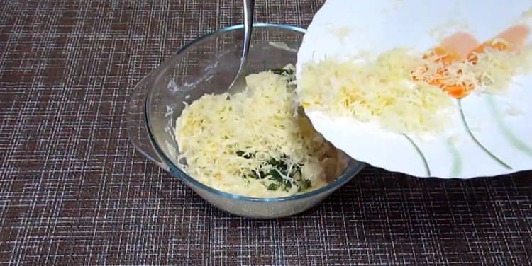 Ajouter les verts hachés et le fromage, mélanger.