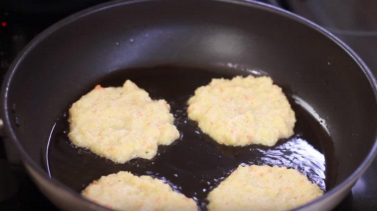 Nous répandons la masse de pommes de terre dans une casserole avec une cuillère.