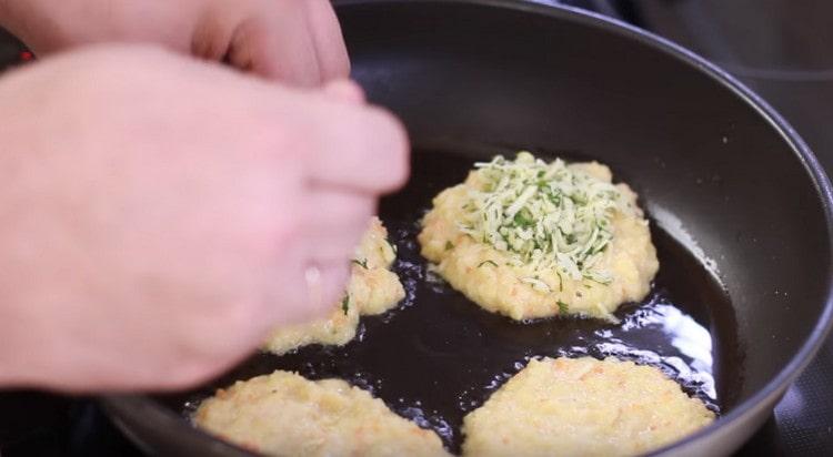 Nous avons étalé du fromage sur chaque morceau.