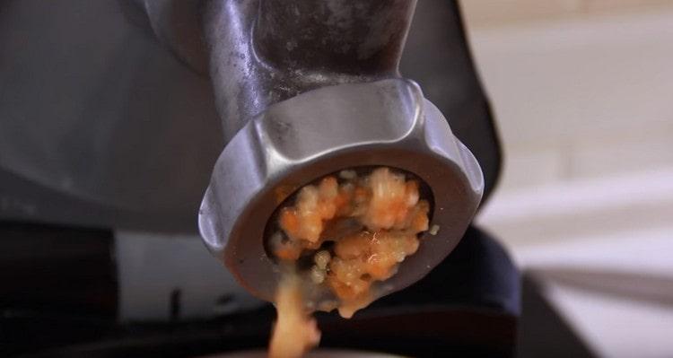 potatoes, carrots, onions, garlic are passed through a meat grinder.