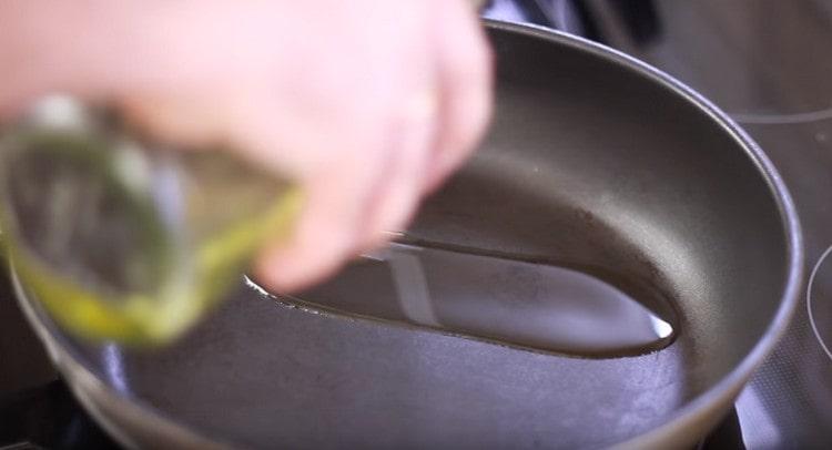 Heat the pan with vegetable oil.