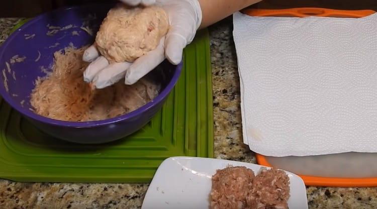 Fermez la viande hachée avec une autre partie de la pâte à la pomme de terre.