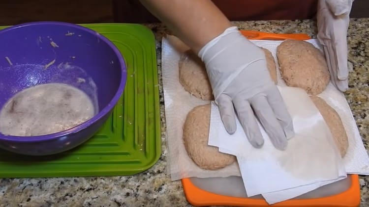 The resulting blanks for potato pancakes need to get wet with a napkin.