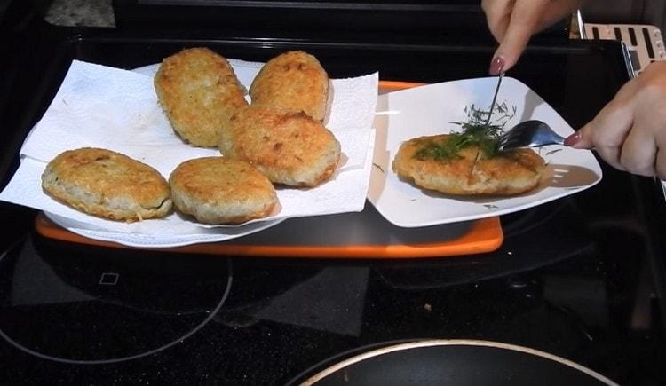 Les galettes de pommes de terre avec de la viande hachée sont non seulement savoureuses, mais également très satisfaisantes.