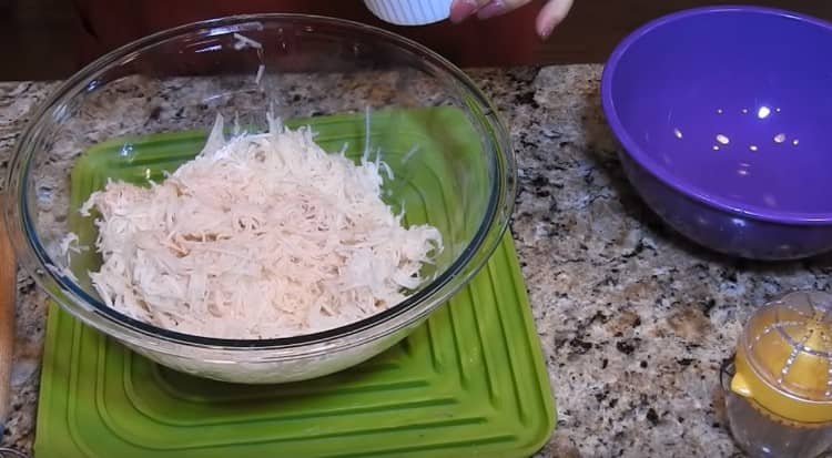 Rub the potatoes on a fine grater.