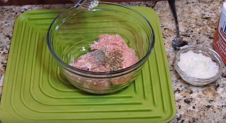 Ajouter le sel émincé, le poivre, les assaisonnements et l'ail.