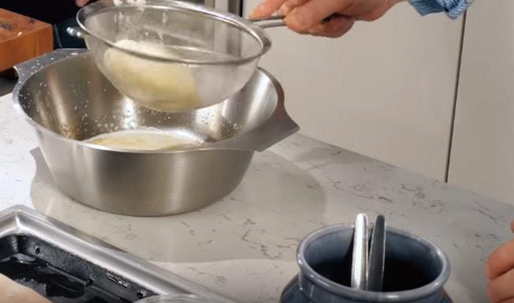 Tilt the potato mass onto a sieve and squeeze the juice as much as possible.