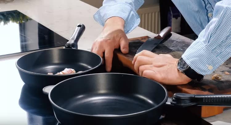 In a pan, fry the sliced ​​fat.