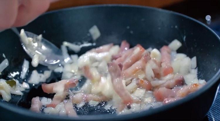 Grind onions and add to the pan to the bacon.