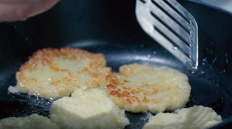 Fry potato pancakes on both sides until golden.