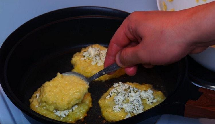 Placez un peu de fromage sur chaque pièce et fermez-le avec une autre portion de pâte à la pomme de terre.