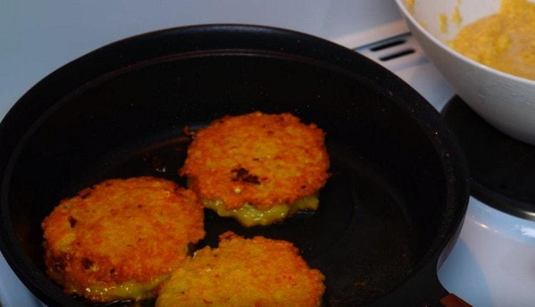 Fry potato pancakes on both sides.