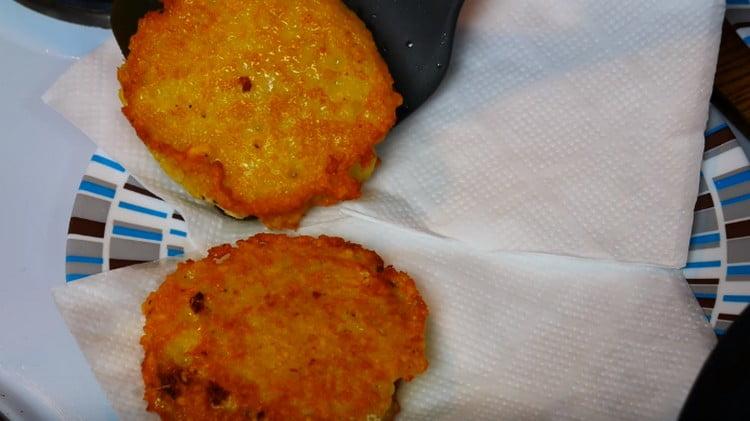 Ponemos los panqueques terminados con queso primero en servilletas para eliminar la grasa.