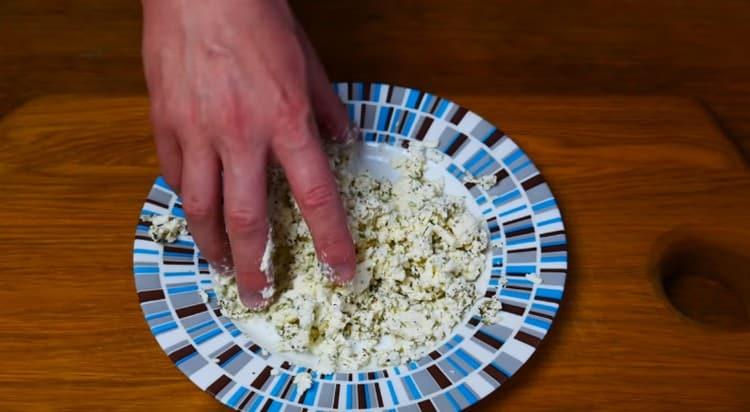 Mélangez le fromage avec l'assaisonnement d'herbes de Provence.