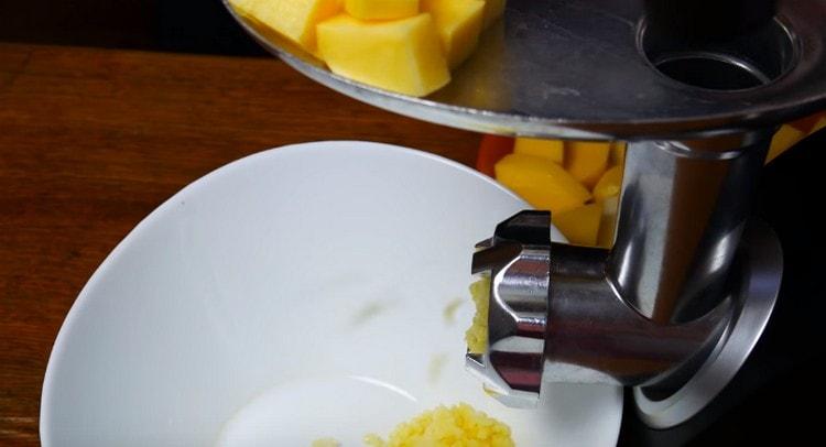 Peeled potatoes pass through a meat grinder or three on a grater.