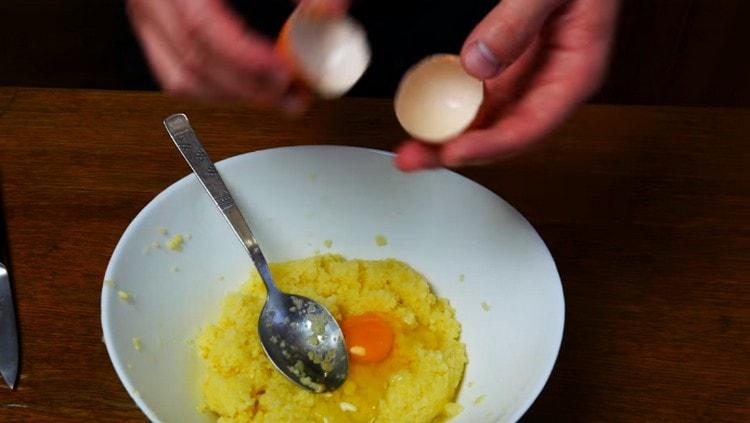 Agrega el huevo a la papa.