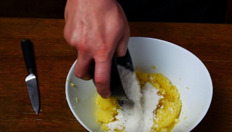 Ajouter la farine et mélanger la masse.